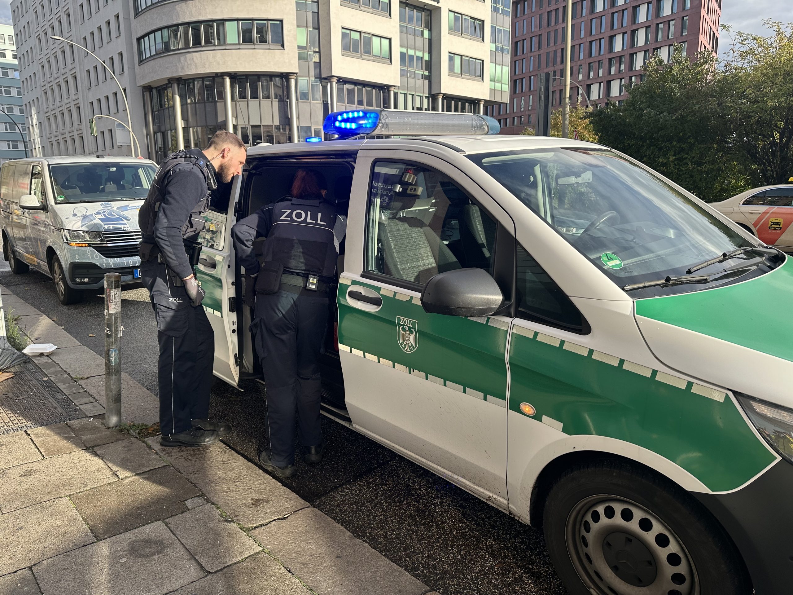 Die Nordreportage : Tabak, Drogen, falsche Pässe-unterwegs mit dem Hamburger Zoll , Dienstag,11.11.2025 , 18:15h NDR 